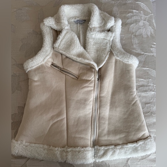 NWOT Faux Fur Cream Vest Size S - Picture 1 of 3